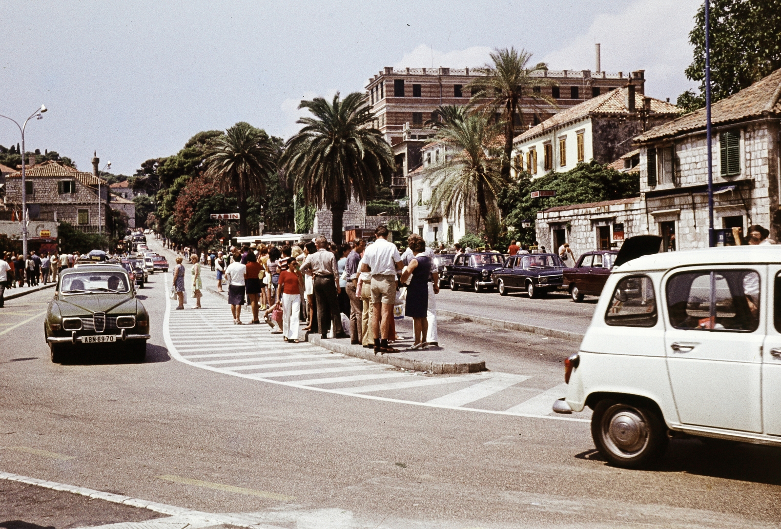 Horvátország,Adria, Dubrovnik, Brsalje ulica (Put Marsala Tita), jobbra a háttérben az Imperial Hotel., 1971, Páldi Vince, színes, Jugoszlávia, Saab-márka, rendszám, Fortepan #275257