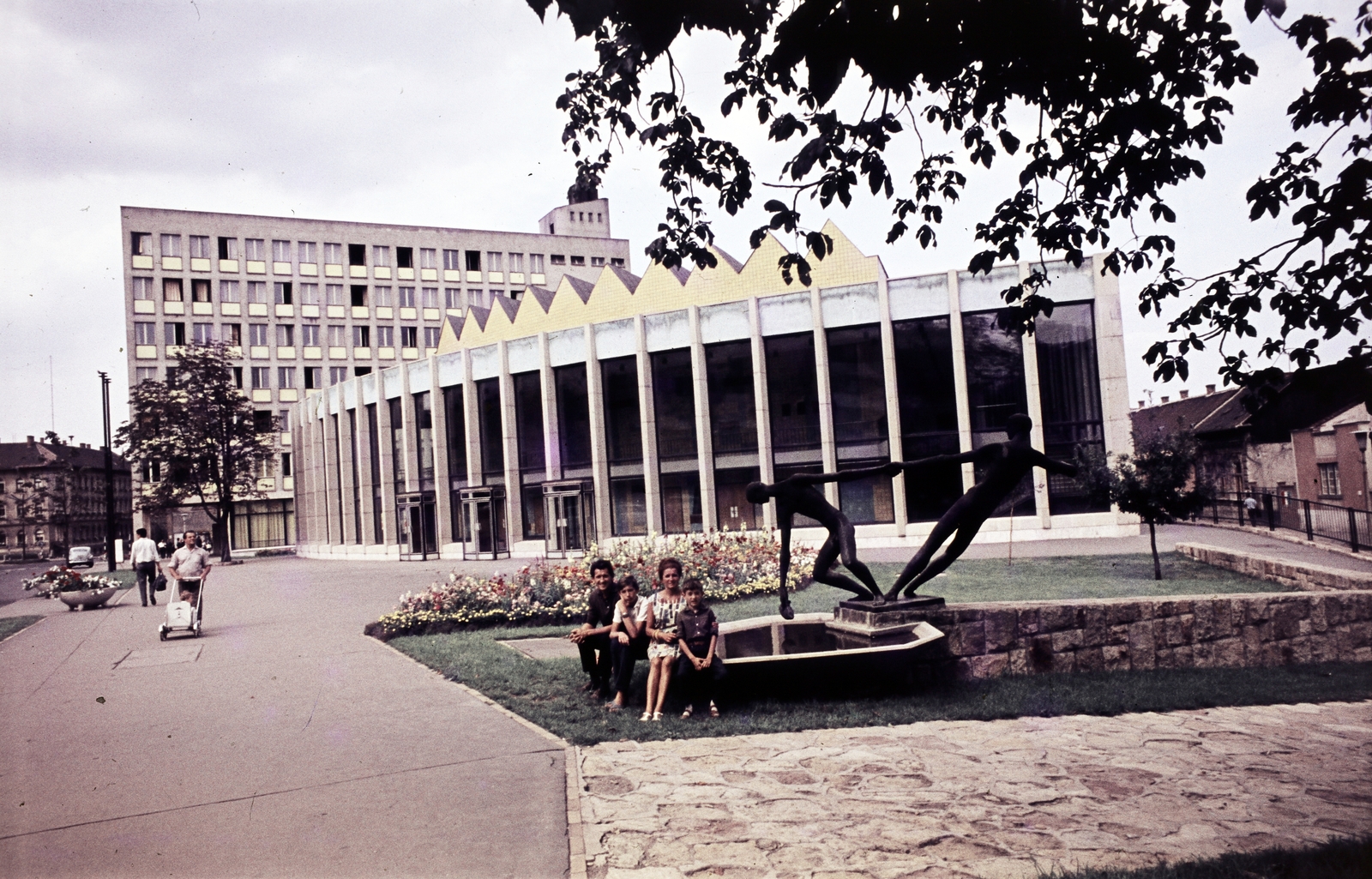 Magyarország, Miskolc, Görgey Artúr utca (Felszabadítók útja), szemben a SZOT székház, jobbra a Rónai Sándor Művelődési Központ, előtérben Kiss Sándor szobrászművész alkotása a Vízmerítők (1961)., 1967, Páldi Vince, Fortepan #275262