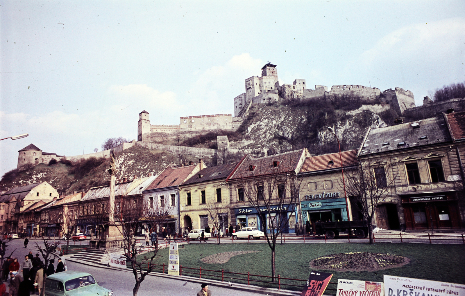 Szlovákia, Trencsén, Mierové námestie, fenn a vár., 1967, Páldi Vince, Fortepan #275263