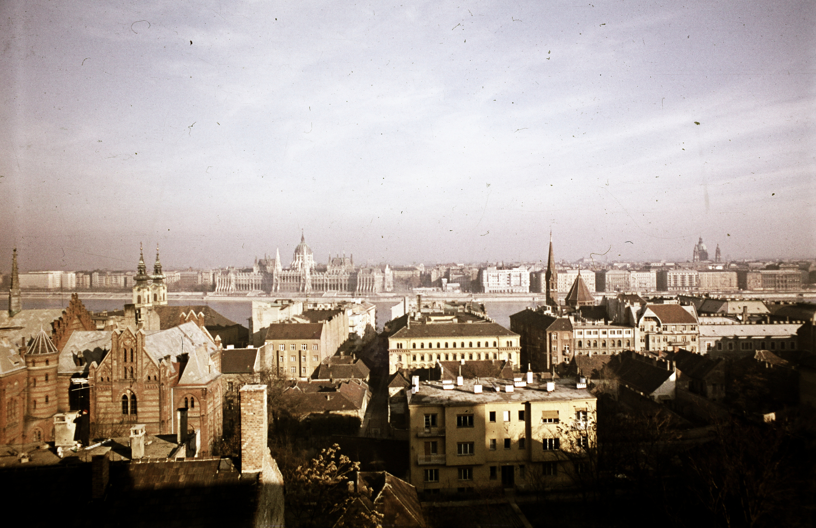 Magyarország, Budapest I.,Budapest V., kilátás a Felsőfokú Építő- és Építőanyagipari Gépészeti Technikum (később Budapesti Egyetemi Katolikus Gimnázium) felől a Duna és a Parlament felé, előtérben balra a Toldy Ferenc Gimnázium., 1969, Páldi Vince, Budapest, Fortepan #275264