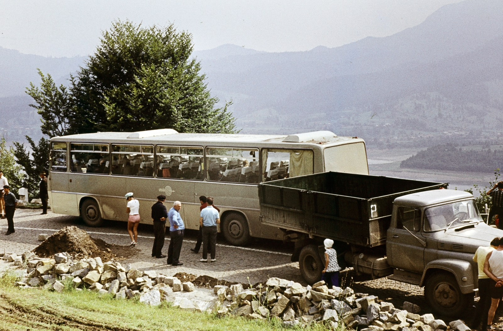 Romania,Transylvania, közlekedési baleset a 15-ös számú főút Chirițeni - Poiana Largului közötti szakaszán, a Békási-víztározó északi oldalán., 1973, Páldi Vince, bus, Volán organisation, Ikarus-brand, Fortepan #275265