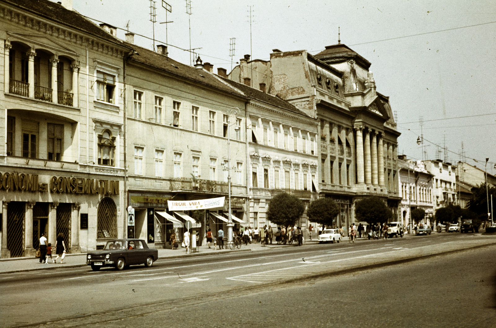 Romania,Transylvania, Arad, Bulevardul Revoluției (régi nevén Andrássy tér) a Városháza felől, kissé jobbra kimagaslik a Csanádi-palota., 1970, Páldi Vince, Fortepan #275267