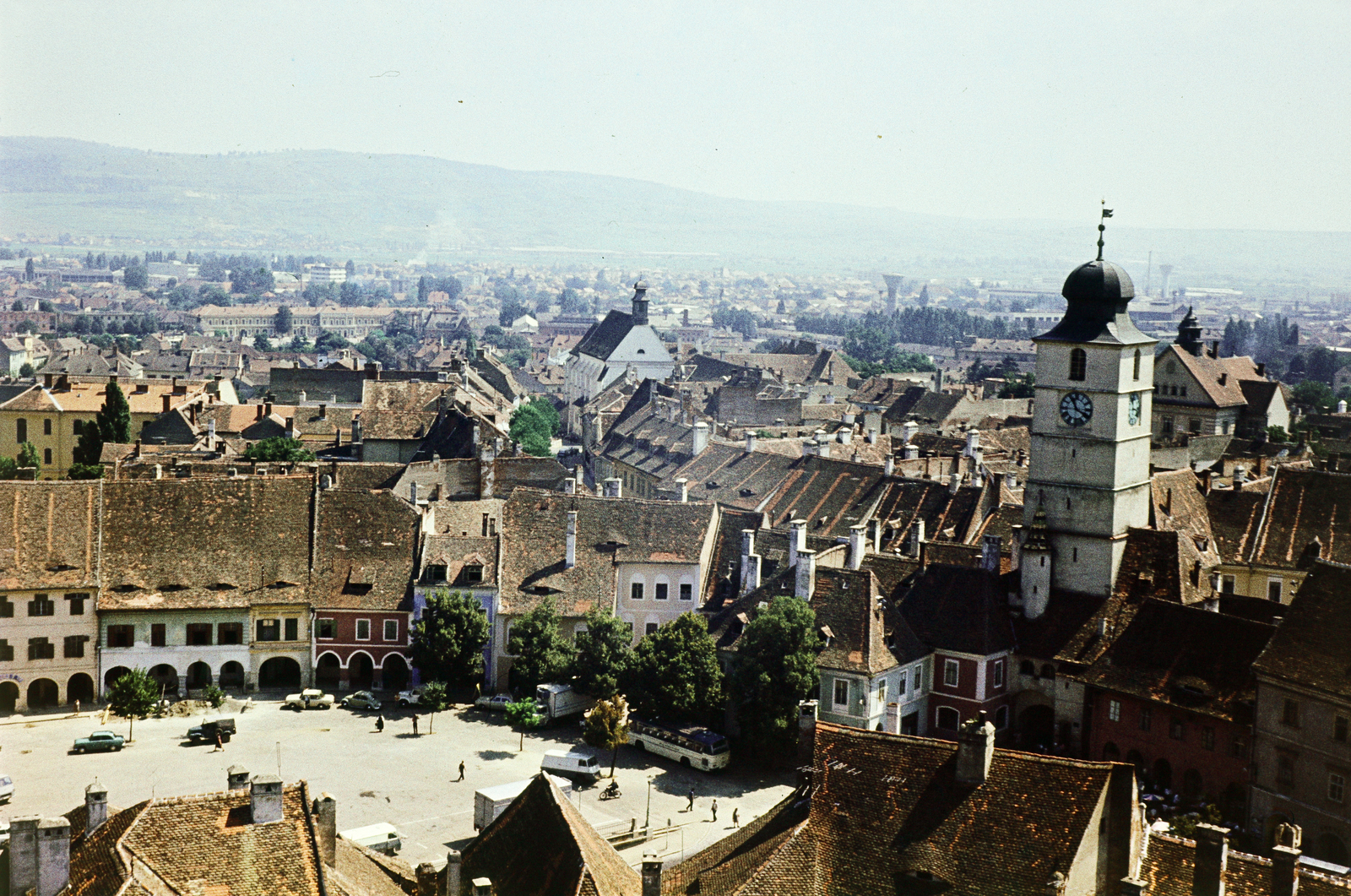 Romania,Transylvania, Sibiu, kilátás az evangélikus székesegyház tornyából, a Kis tér (Piata Mica) felé. Szemben távolabb a Nagyszebeni orsolyita templom (Biserica Romano-Catolică Ursulinelor). Jobbra a Tanácstorony., 1970, Páldi Vince, picture, church, church clock, watch, Fortepan #275269