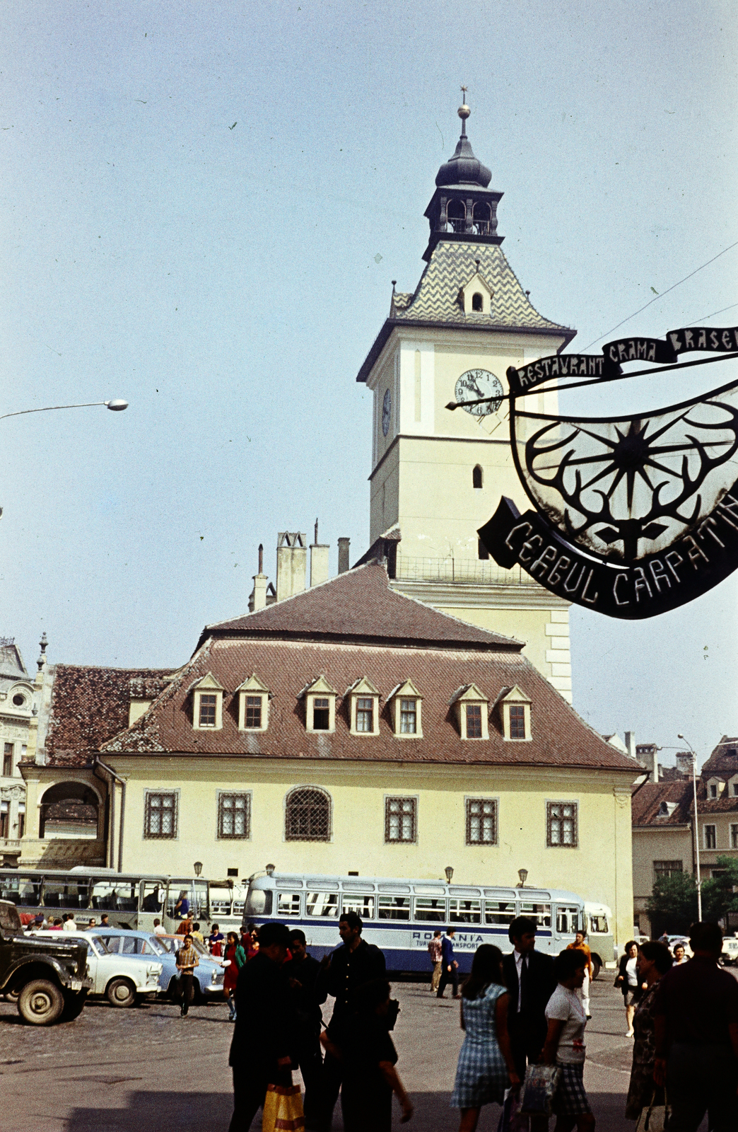 Romania,Transylvania, Brașov, Hirscher utca (Strada Apollonia Hirscher), szemben a Fő tér (ekkor Piața 23 August, ma Tanács tér / Piața Sfatului). Szemben a Tanácsháza (egykor Városháza, ma múzeum)., 1970, Páldi Vince, Fortepan #275271