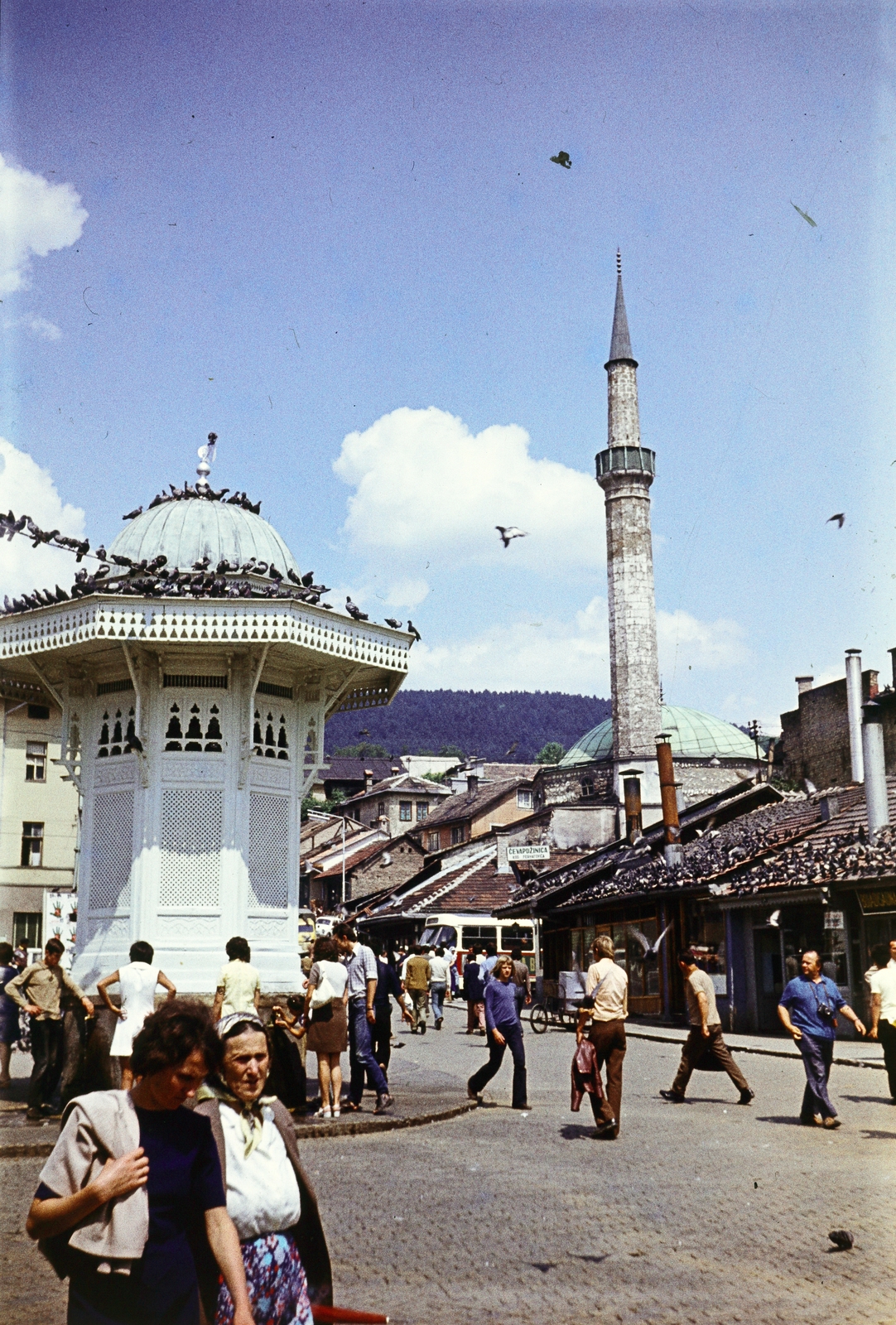 Bosznia-Hercegovina, Szarajevó, Bascarsija, balra a Sebilj kút, jobbra a Bascarsija mecset (Baščaršijska džamija)., 1970, Páldi Vince, Fortepan #275284