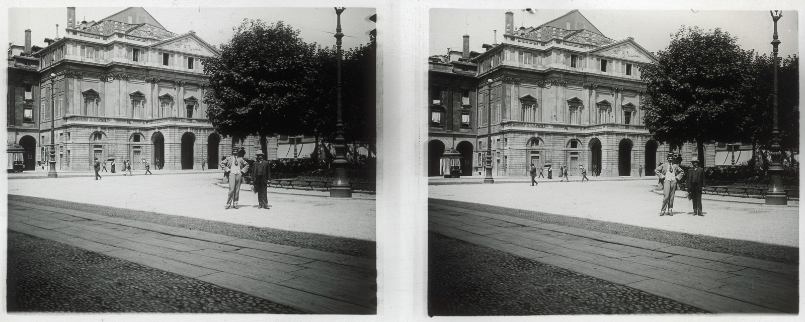 Olaszország, Milánó, Milánói Scala (Teatro alla Scala)., 1909, Schoch Frigyes, kalap, férfiak, színház, öltöny, sztereófotó, neoklasszicizmus, Giuseppe Piermarini-terv, csípőre tett kéz, Fortepan #27537