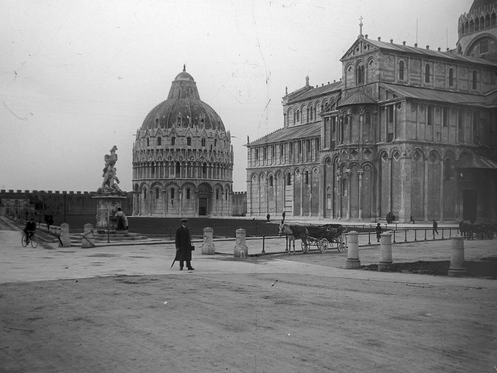 Olaszország, Pisa, Dóm tér, szemben a keresztelő kápolna, jobbra a Dóm., 1910, Schoch Frigyes, szobor, fogat, székesegyház, Fortepan #27547