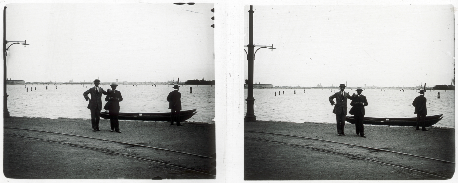 Olaszország, Velence, Lidó. A háttérben balra a San Servolo sziget, középen a San Giorgio Maggiore sziget, mellette jobbra a Dózse palota látszik., 1909, Schoch Frigyes, víztükör, csónak, lámpaoszlop, palota, sztereófotó, Fortepan #27554