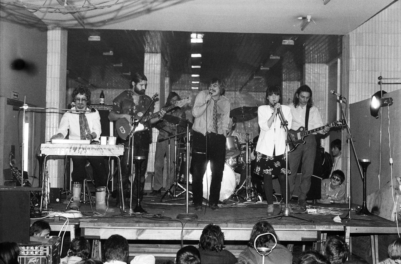 Hungary, A. E. Bizottság együttes, ef Zámbó István, Wahorn András, feLugossy László, Kukta „Kokó” Erzsébet, Szulovszky „Joni” István., 1982, Hidas Gyula, peeking, Fortepan #275618