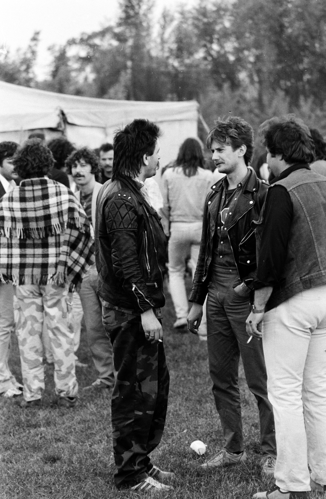 Hungary, előtérben balra Trunkos András és Németh Alajos basszusgitárosok., 1983, Hidas Gyula, plaid shirt, back, rock festival, Fortepan #275670