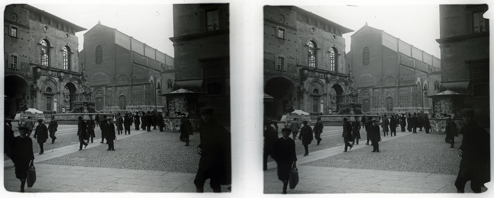 Olaszország, Bologna, Piazza Maggiore, balra a Fontana del Nettuno, háttérben a San Petronio főhomlokzata., 1910, Schoch Frigyes, kalap, szökőkút, egyenruha, férfiak, sapka, kabát, sztereófotó, Neptun-ábrázolás, Fortepan #27571