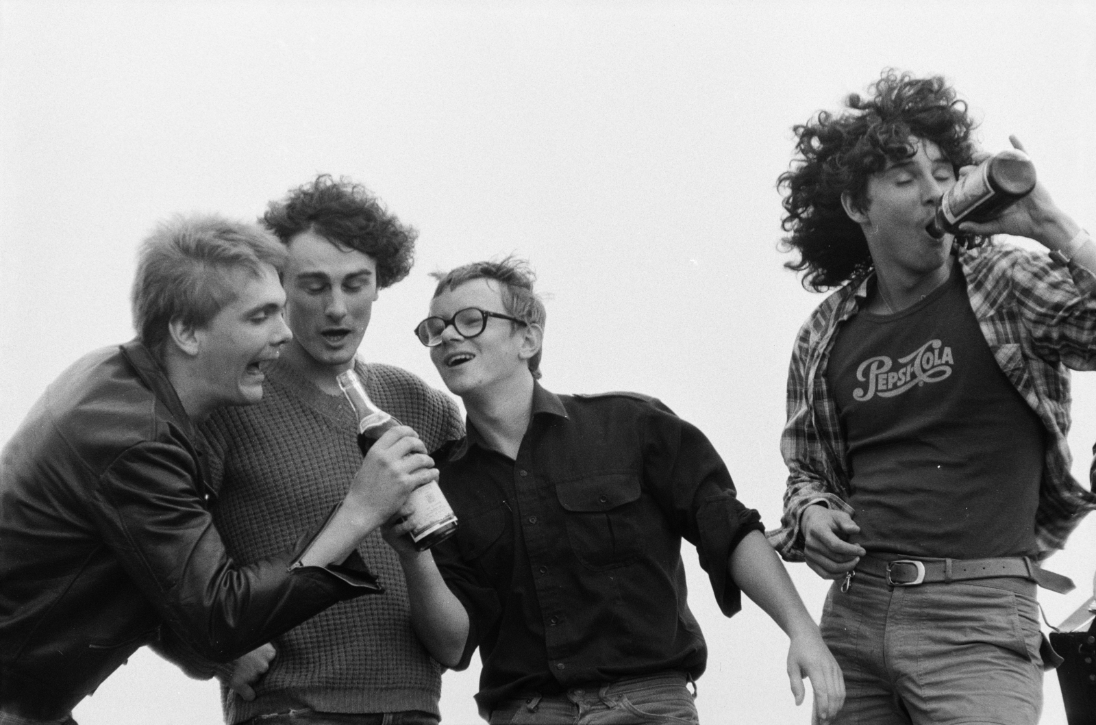 Magyarország, Pilisborosjenő, a felvétel a Fenevad Fesztiválon, a Grizzly II: The Concert című film forgatása alkalmával készült., 1983, Hidas Gyula, italozás, Pepsi-márka, Best of, Fortepan #275771