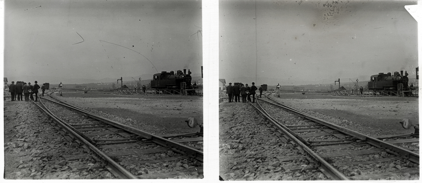 Horvátország, Bubnjarci, vasútállomás. A háttérben a Kulpa folyó feletti vasúti híd látható, mely átvezet a szlovén Rosalnice-be., 1913, Schoch Frigyes, gőzmozdony, MÁV, vasút, vasútállomás, sztereófotó, Fortepan #27599