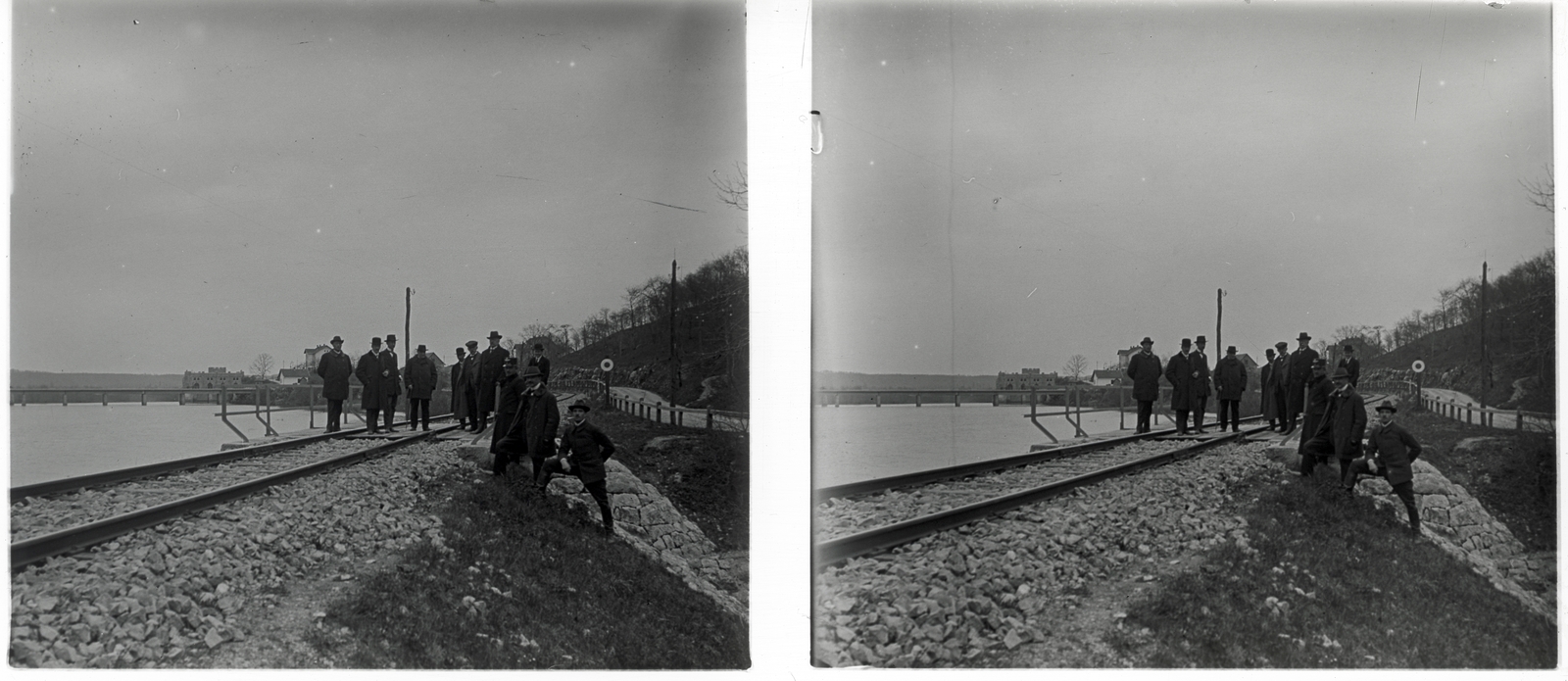 Croatia, Ozalj, Kulpa folyó, háttérben a közúti híd és a Munjara vízerőmű., 1913, Schoch Frigyes, railway, bridge, tableau, power station, stereophoto, Fortepan #27601