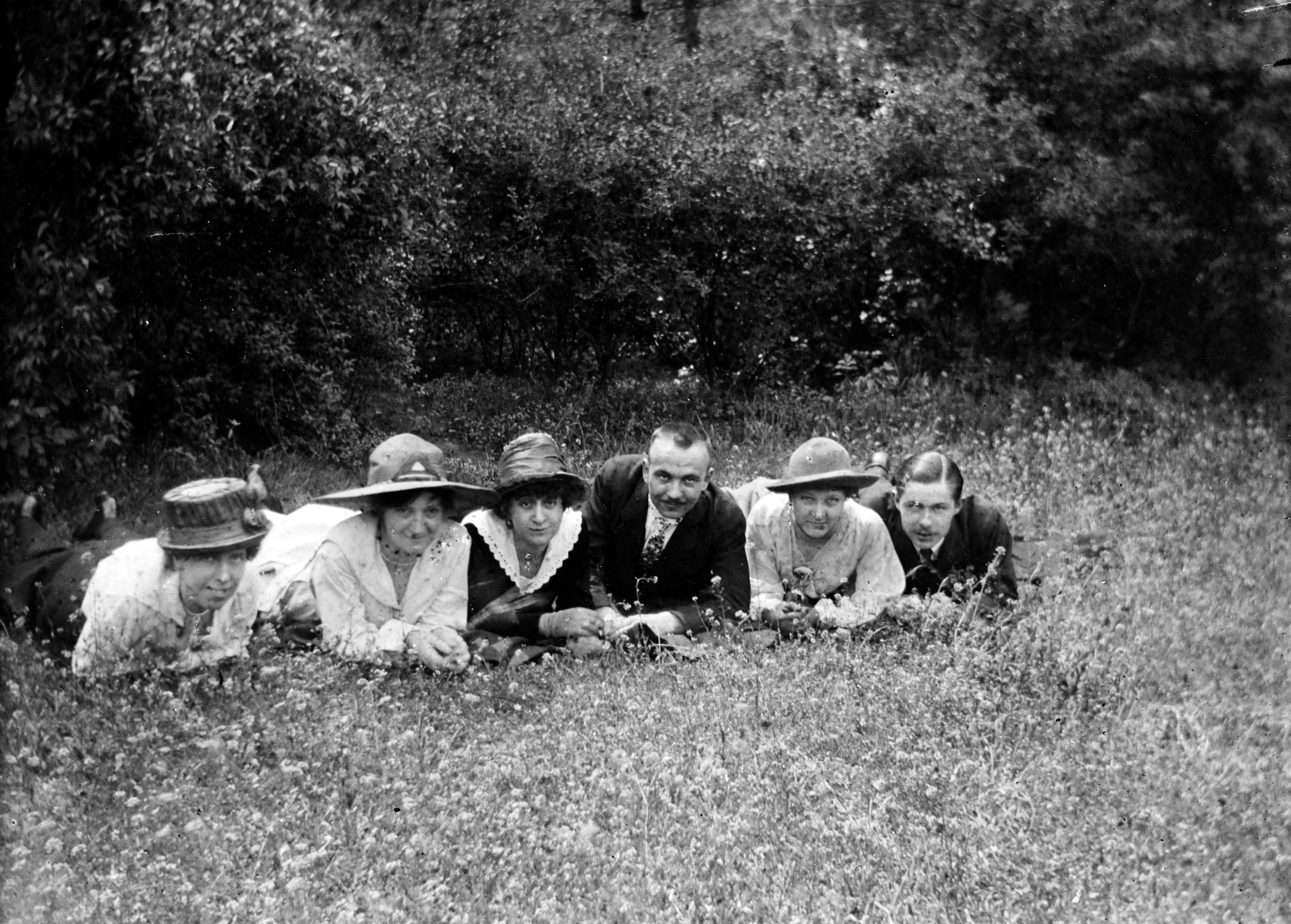 1914, Bachler család, tableau, hat, lying on stomach, companionship, Fortepan #276020
