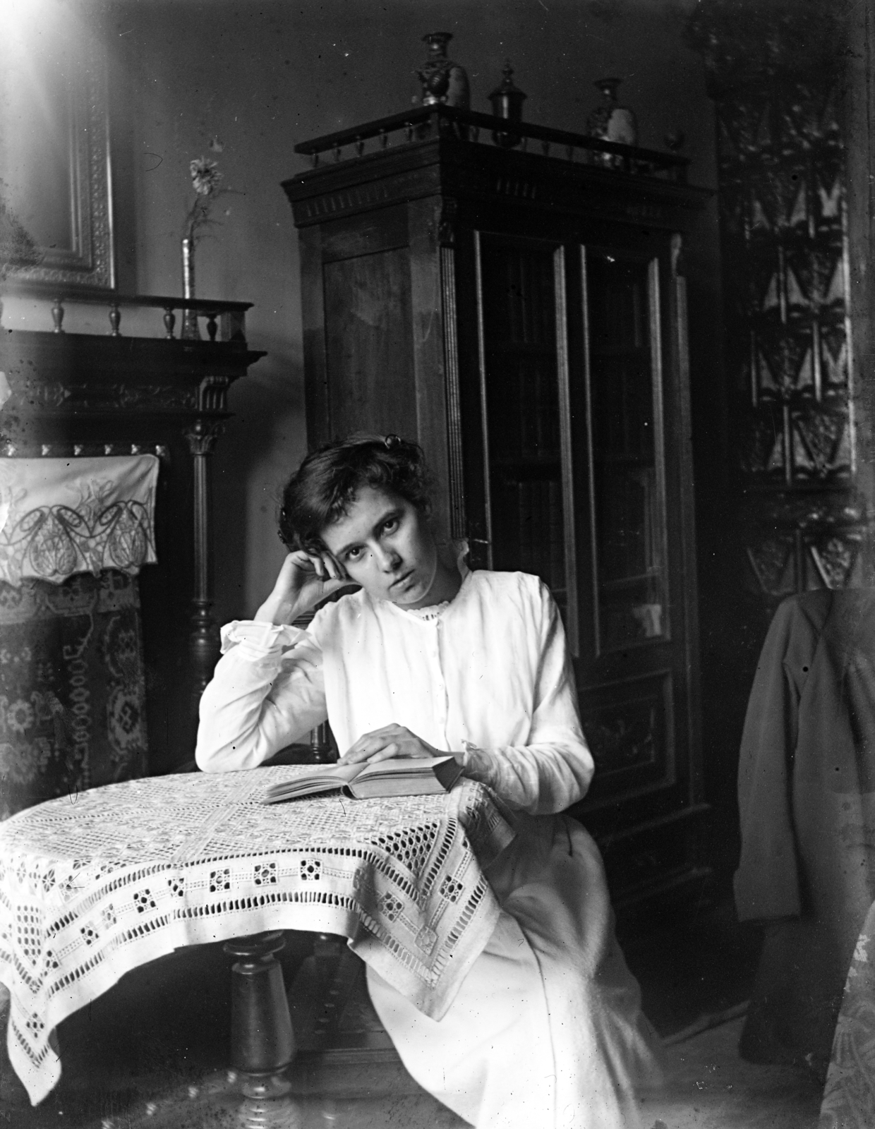 1914, Bachler család, fiatalság, könyökölni, hölgy, asztal, könyv, asztalterítő, szekrény, olvasás, portré, Fortepan #276026