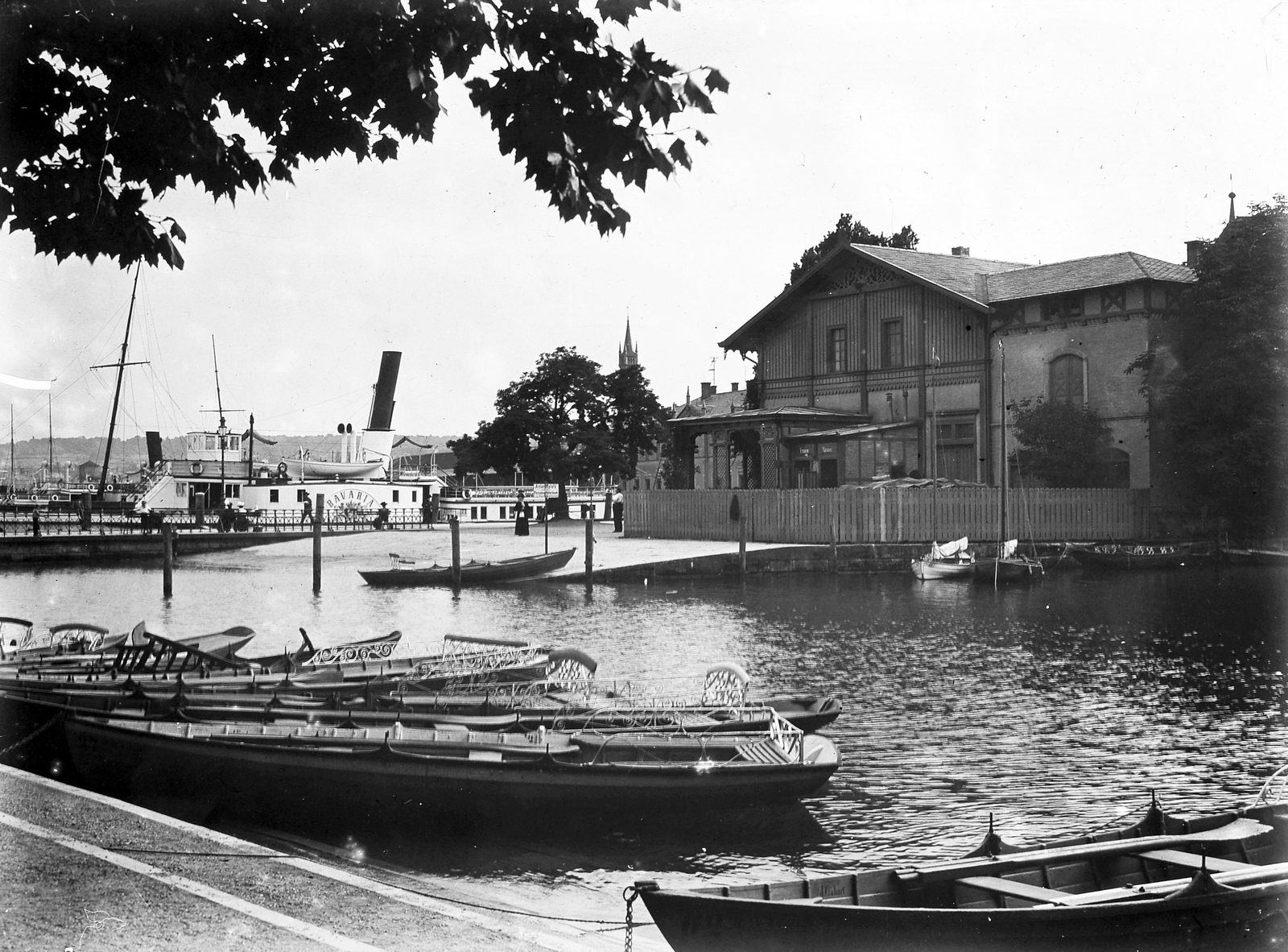 Németország, Konstanz, kikötő, a fák mögött a pályaudvar tornya látható., 1909, Bojér Tibor, csónak, öböl, Fortepan #276042