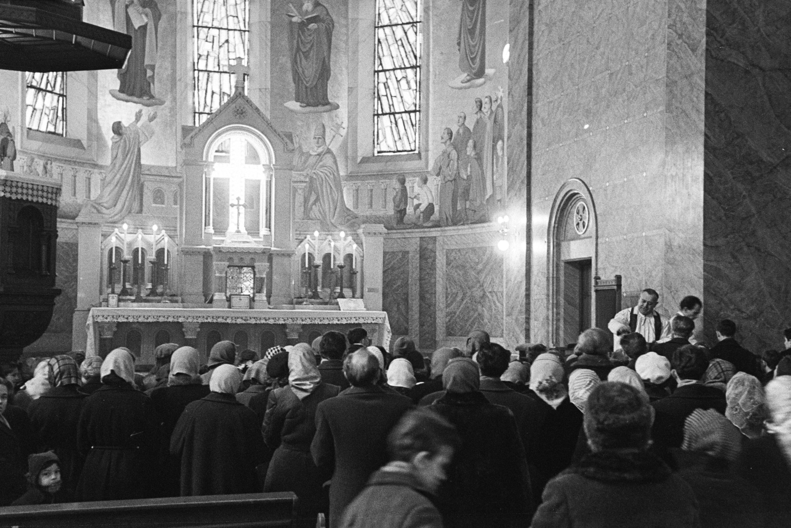 Magyarország, Budapest IX., Üllői út 145., Szent Kereszt-templom., 1959, Hámori Gyula, oltár, hívő, Budapest, Fortepan #276087