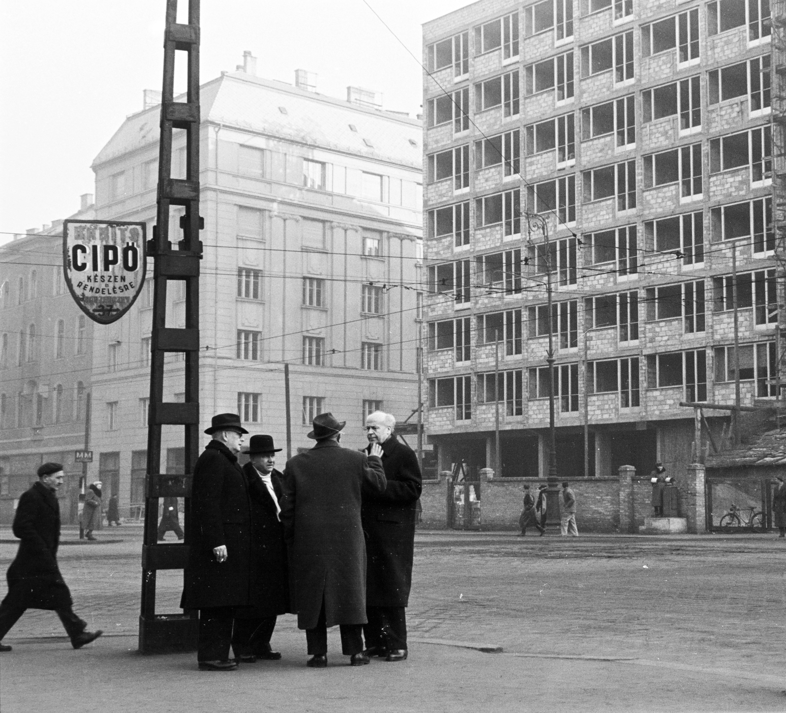 Magyarország, Budapest VIII., Üllői út - József körút kereszteződés, szemben a Corvin (Kisfaludy) köz., 1958, Hámori Gyula, utcakép, beszélgetés, kalap, kabát, férfiak, reklám, Budapest, Fortepan #276093