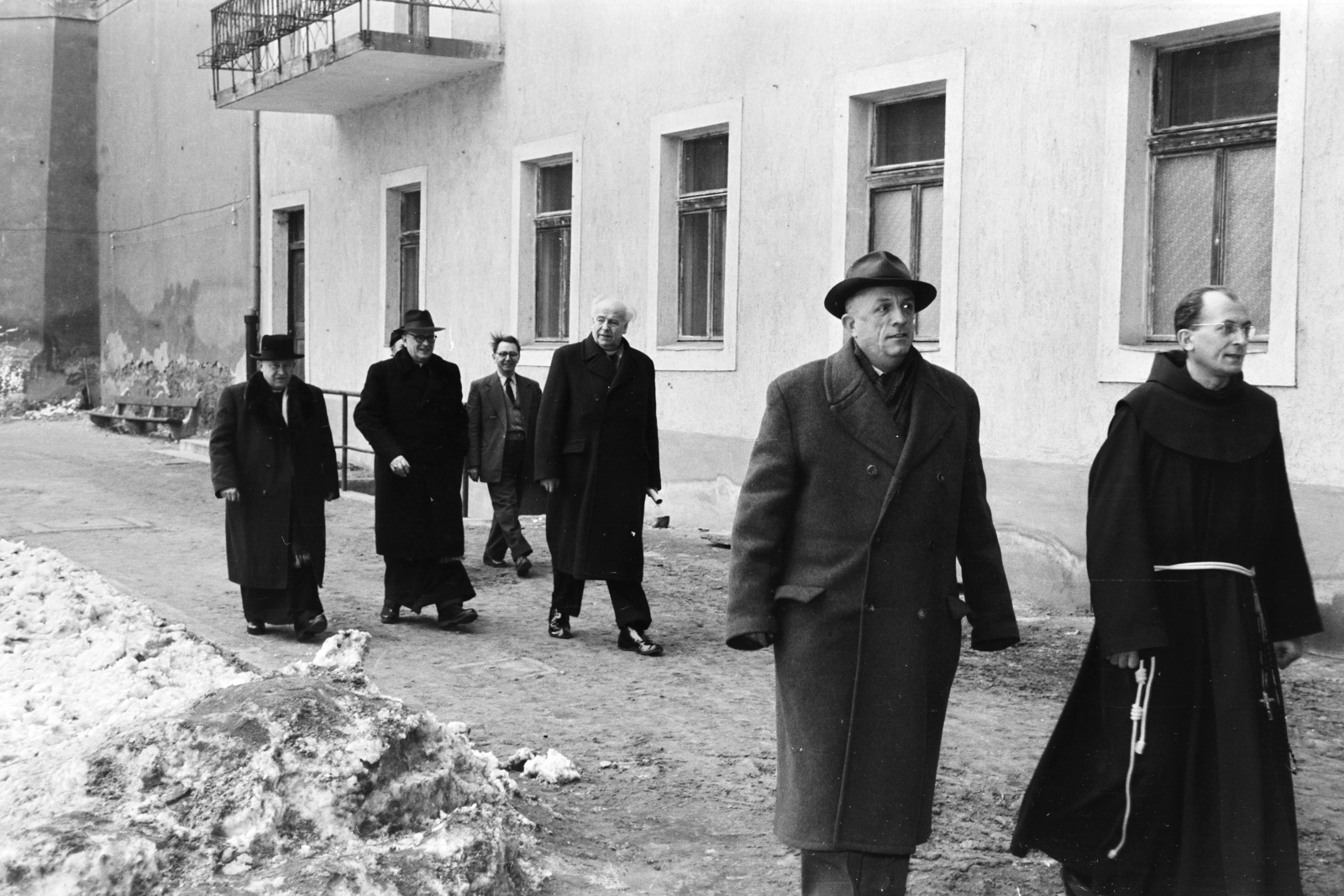 Hungary, Esztergom, Bottyán János utca 10., a Temesvári Pelbárt Ferences Gimnázium és Kollégium udvara. Előtérben dr. Beresztóczy Miklós esztergomi érseki vikárius és Hajdú Pál P. Antal a gimnázium igazgatója., 1957, Hámori Gyula, votary, Fortepan #276095