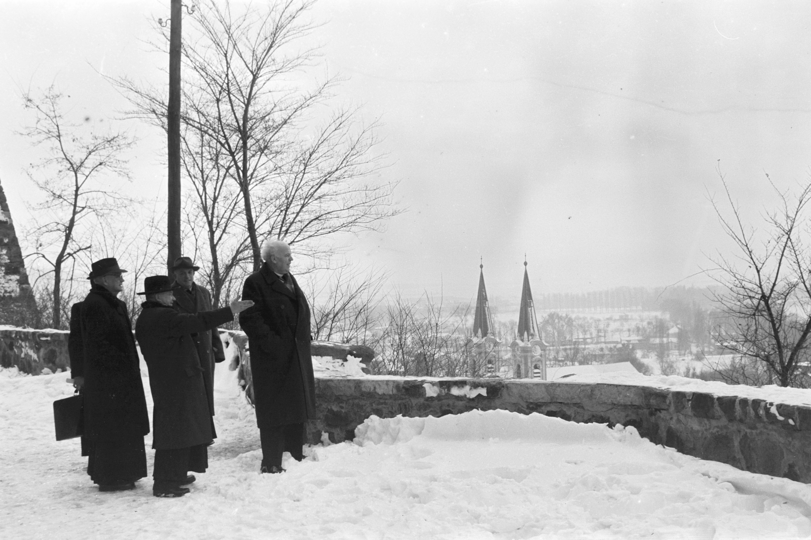 Magyarország, Esztergom, kilátás a Várból a Loyolai Szent Ignác-templom felé., 1957, Hámori Gyula, Fortepan #276098