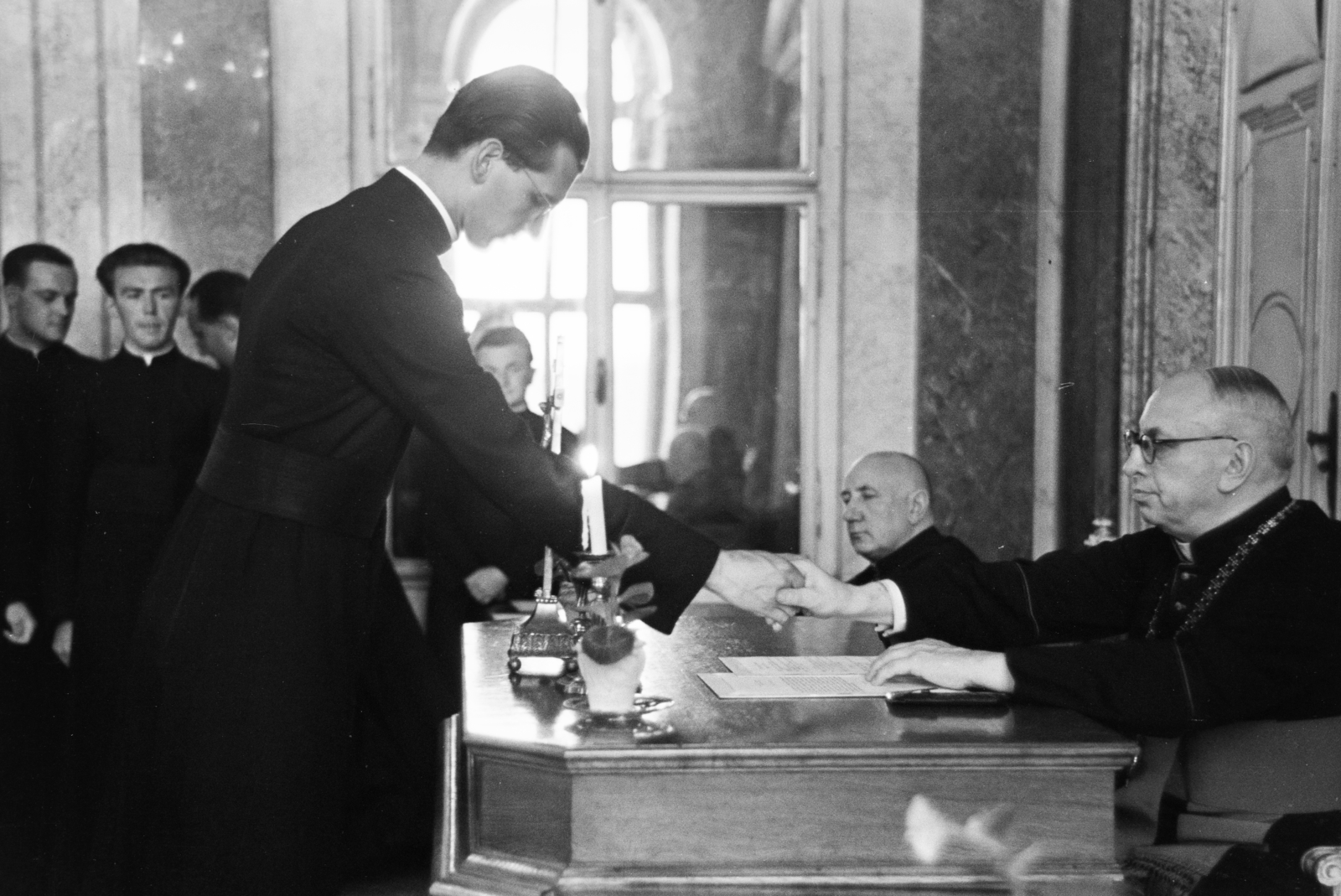 Magyarország, Budapest V., Papnövelde utca 5-7., a Központi Papnevelő Intézet díszterme. Jobbra dr. Zemplén György, a Központi Hittudományi Akadémia dékánja. A felvétel a Központi Hittudományi Akadémia doktorrá avatási ünnepségén készült., 1955, Hámori Gyula, pap, kézfogás, Budapest, Fortepan #276117