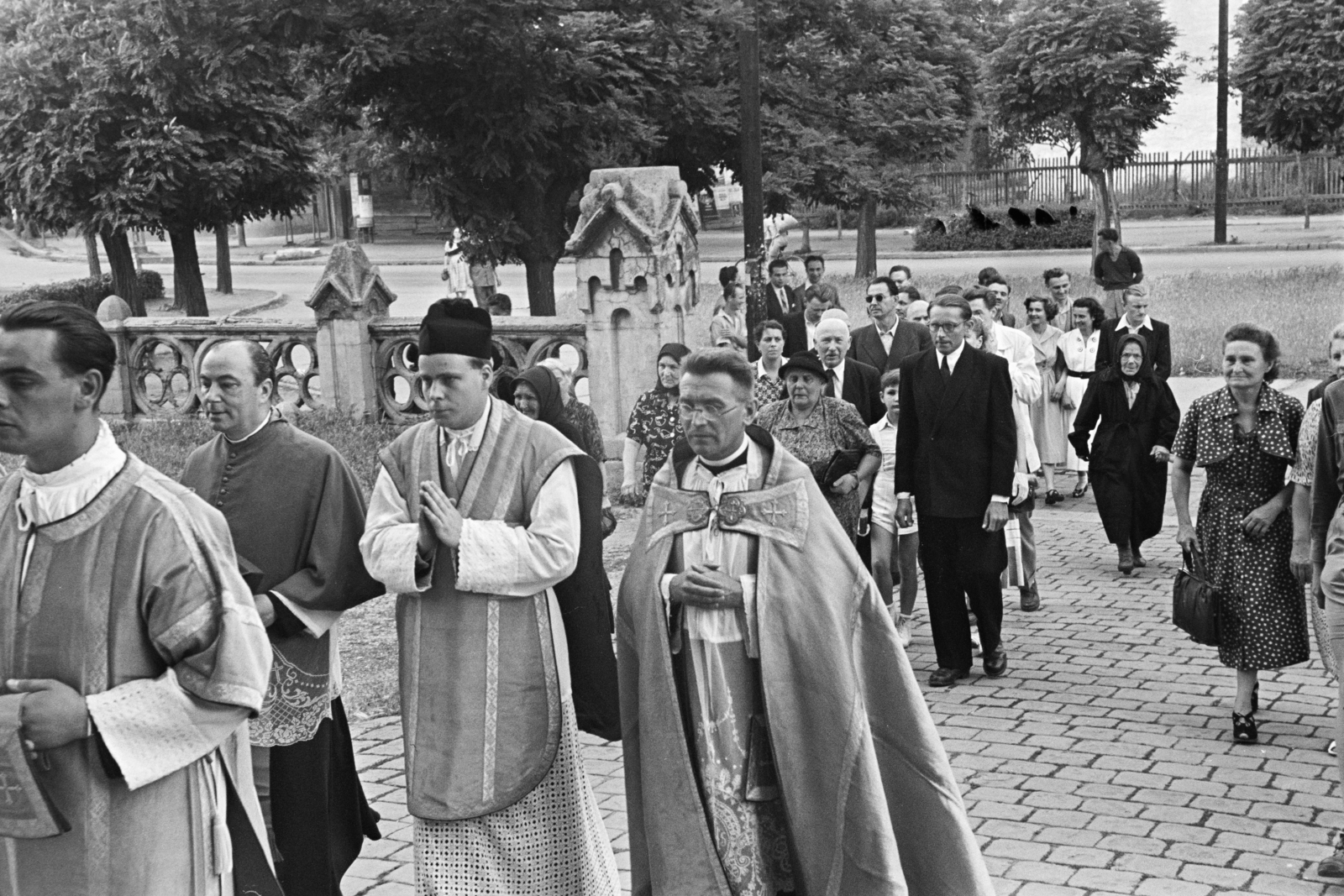 1955, Hámori Gyula, priest, devotee, vestments, Fortepan #276124