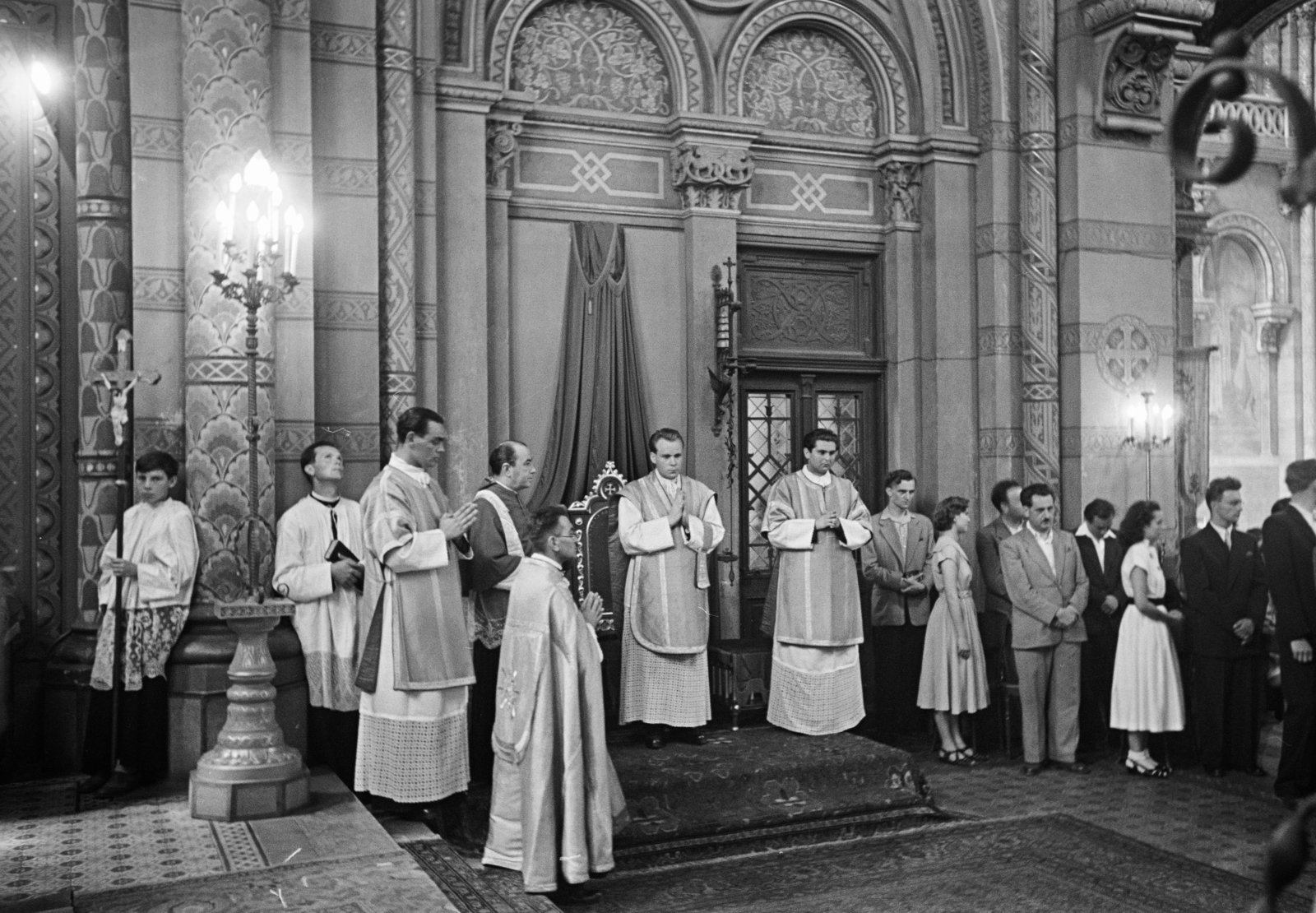 1955, Hámori Gyula, church interior, priest, vestments, Fortepan #276130