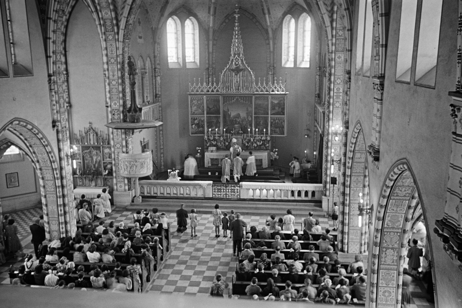 Hungary, Budapest XIII., Béke tér, Szent László-templom. A szárnyas oltár Molnár C. Pál festőművész alkotása (1939-1942)., 1955, Hámori Gyula, Budapest, church interior, plan view, devotee, ritual, altar, Fortepan #276131