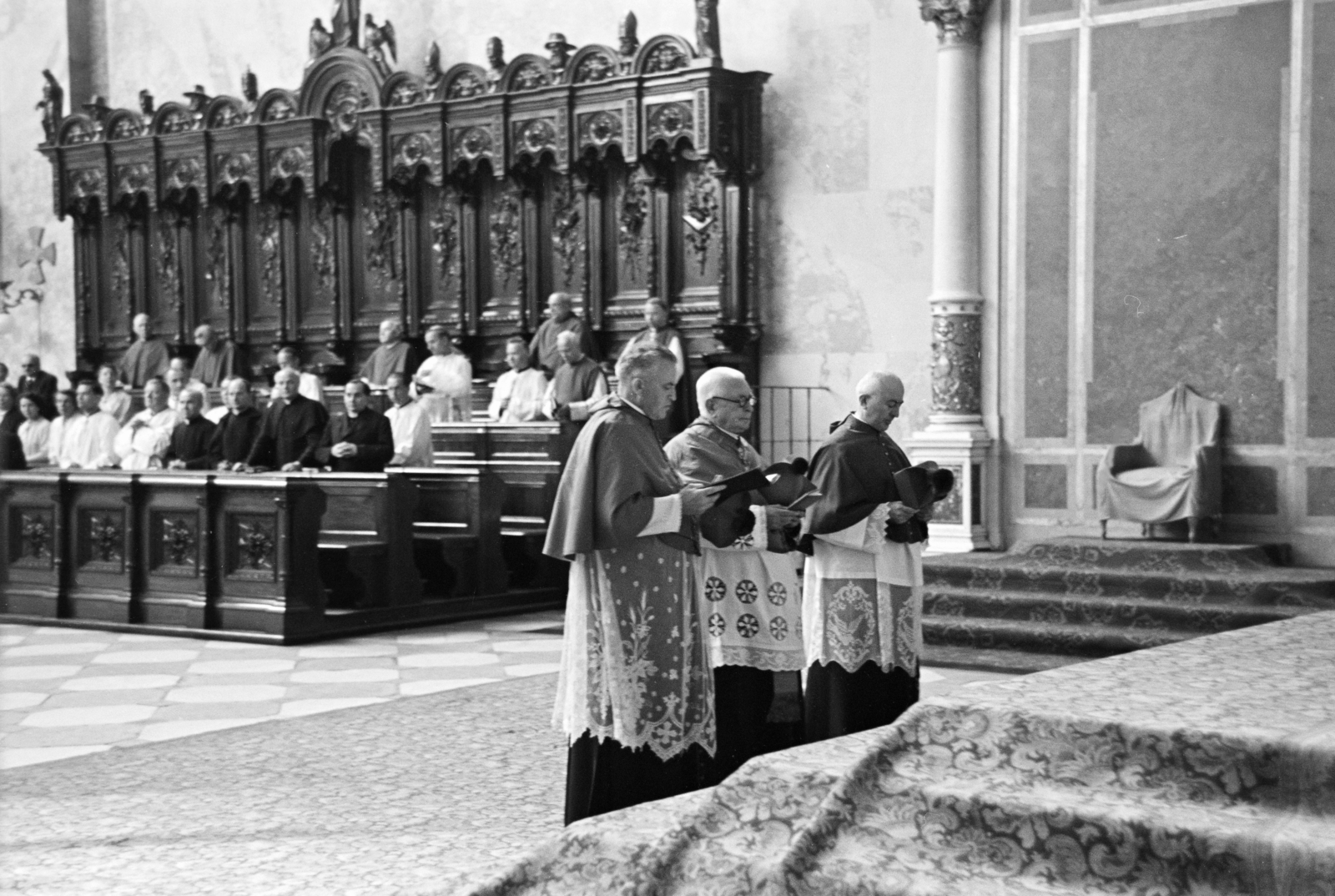 Hungary, Esztergom, Bazilika, a felvétel a főoltár előtt készült., 1956, Hámori Gyula, priest, church interior, reading, furniture, Fortepan #276136