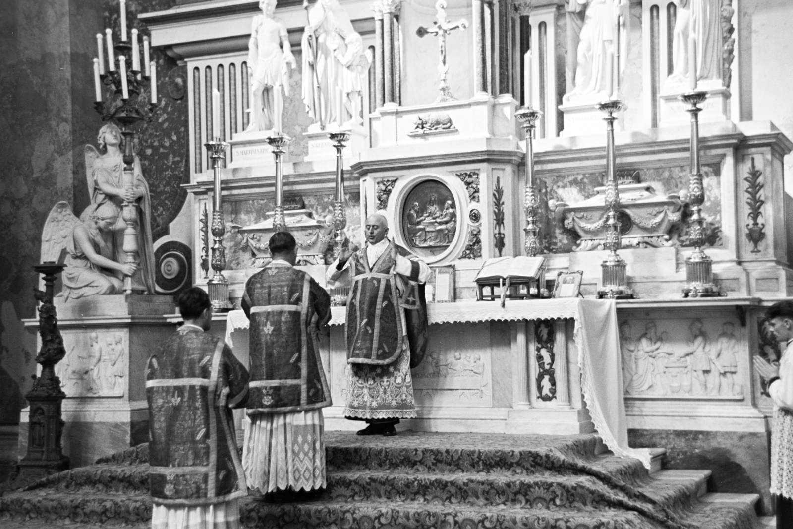 Magyarország, Esztergom, Bazilika, a felvétel a főoltár előtt készült., 1956, Hámori Gyula, pap, ornátus, Fortepan #276140