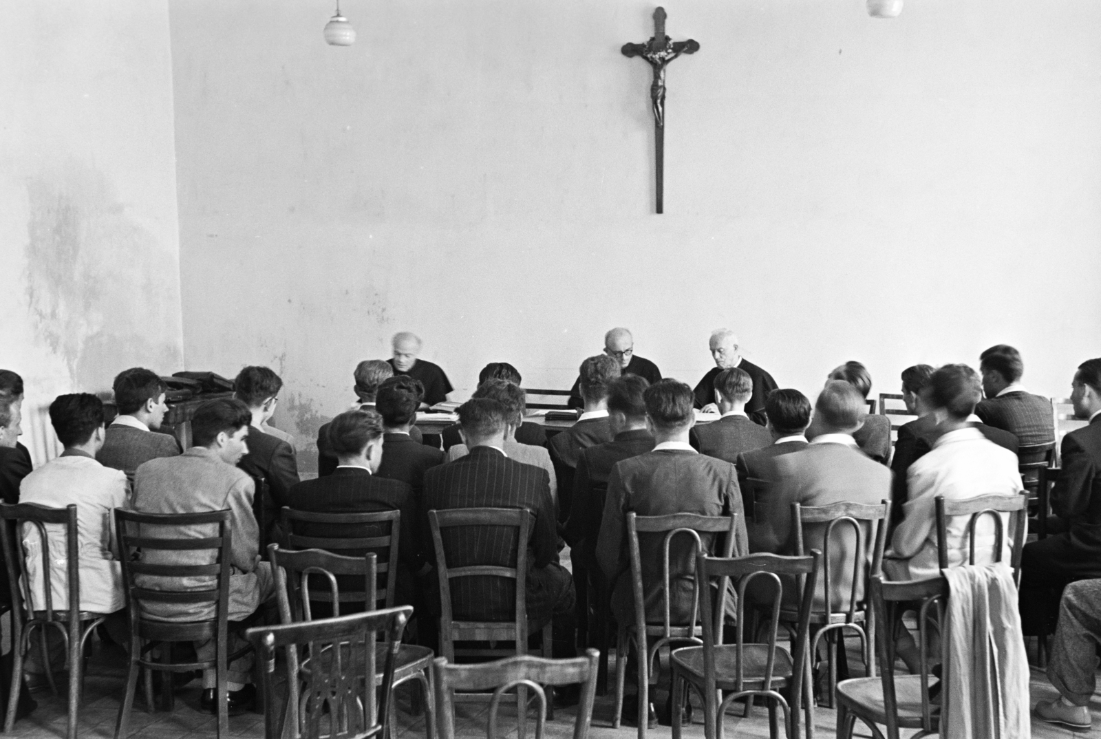 1955, Hámori Gyula, Best of, boys, priest, back, chair, crucifix, Fortepan #276141