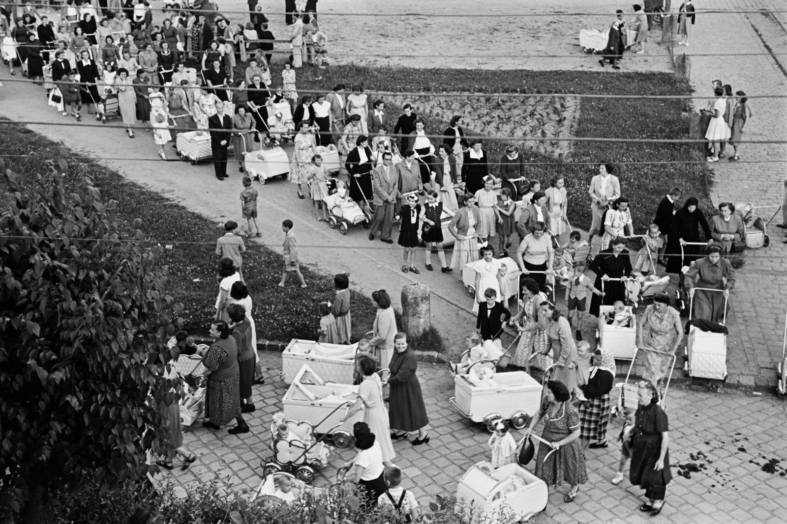 1955, Hámori Gyula, Best of, family, plan view, march, mother, baby carriage, Fortepan #276147