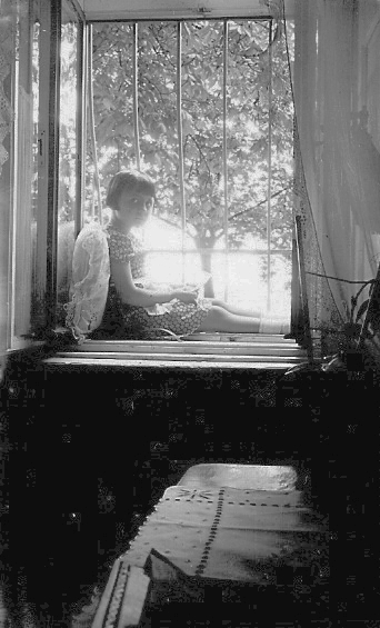 Hungary, Budapest I., Tóth Árpád (Bástya) sétányra néző lakás., 1930, Mészöly Leonóra, window, piano, kid, Budapest, window bars, sitting on a windowsill, backlight, Fortepan #27615