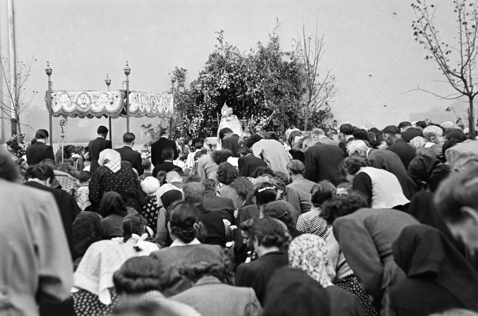 Hungary, Vác, Schuszter Konstantin (Konstantin) tér, az úrnapi körmenet egyik oltára a Nagyboldogasszony-székesegyház mellett., 1955, Hámori Gyula, devotee, mass, back, Fortepan #276152