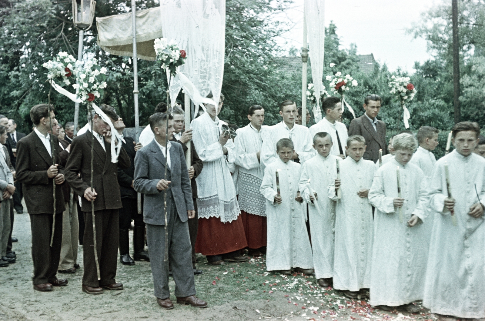 Magyarország, Érsekvadkert, Hősök tere, úrnapi körmenet részvevői a Szent András-templomnál., 1957, Hámori Gyula, fiúk, fehér ruha, gyertya, bokréta, Fortepan #276158