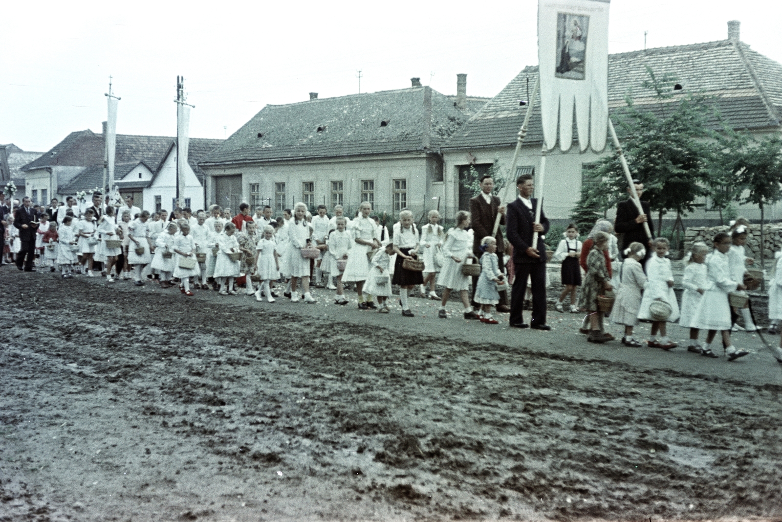 Magyarország, Érsekvadkert, Rákóczi út, úrnapi körmenet részvevői a Szent András-templomnál., 1957, Hámori Gyula, lányok, fehér ruha, kosár, Fortepan #276159