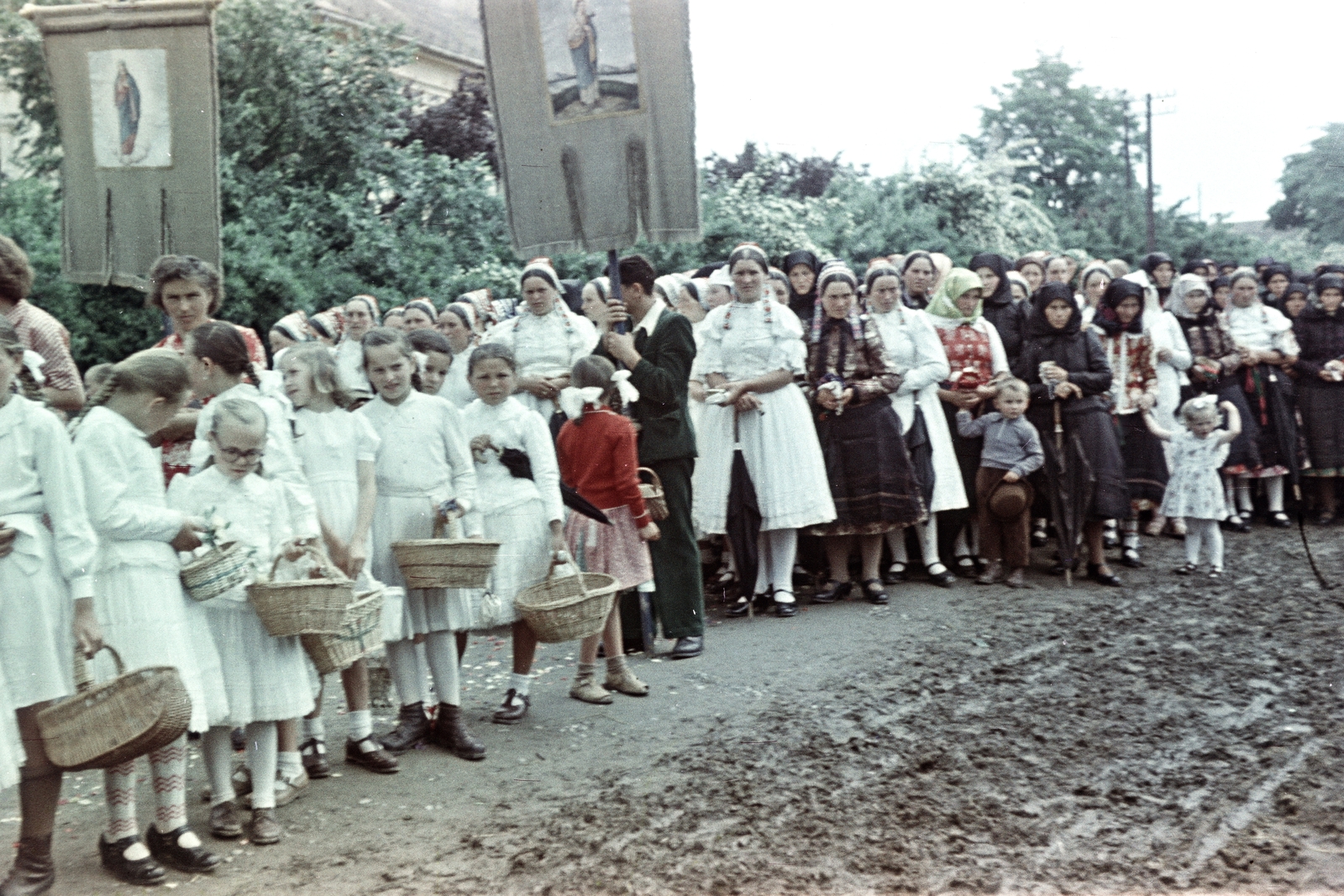 Magyarország, Érsekvadkert, Rákóczi út, úrnapi körmenet részvevői, balra a Szent András-templom., 1957, Hámori Gyula, lányok, népviselet, kosár, Fortepan #276161