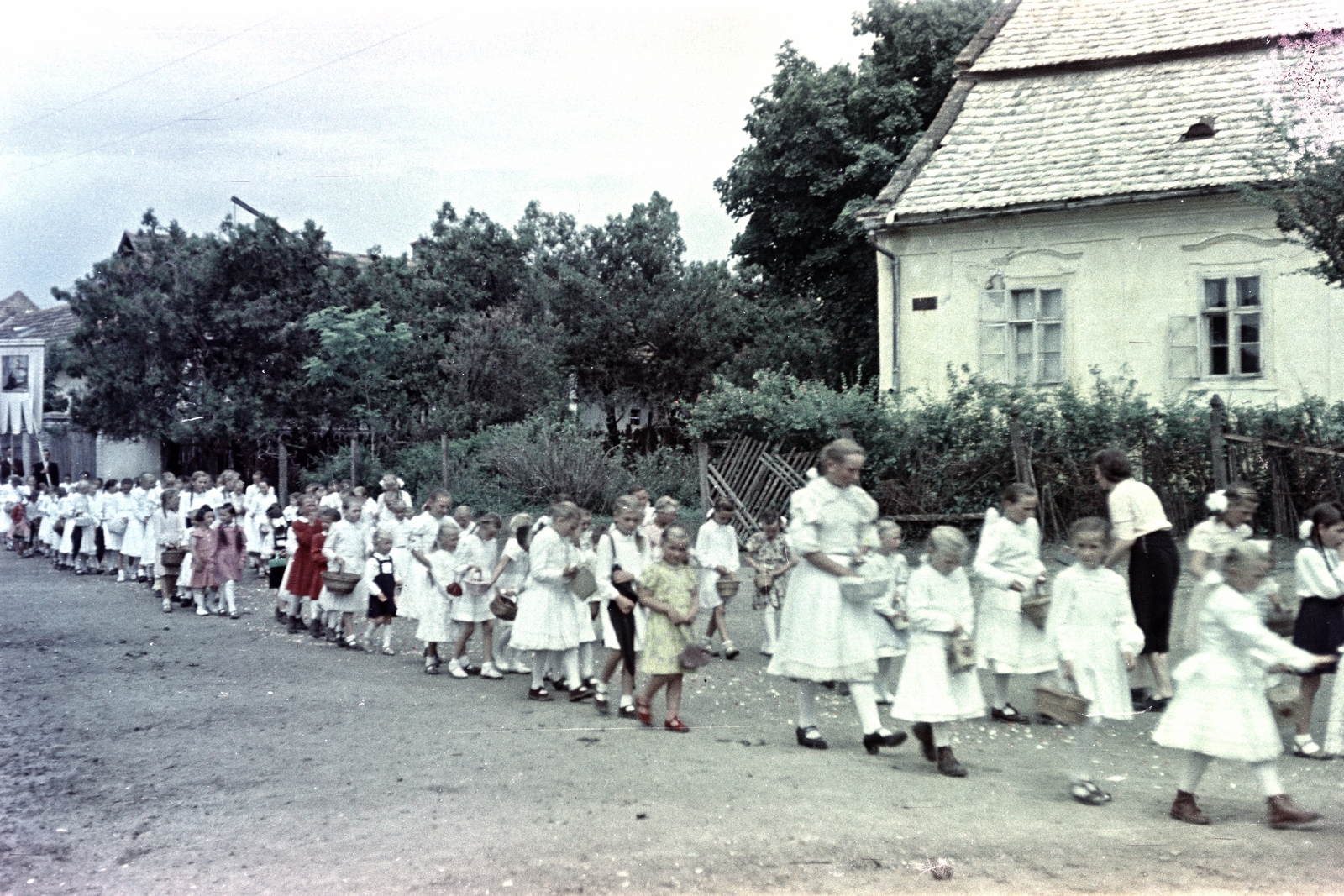 Magyarország, Érsekvadkert, Rákóczi út, úrnapi körmenet részvevői a Szent András-templomnál., 1957, Hámori Gyula, lányok, ünneplő ruha, Fortepan #276162