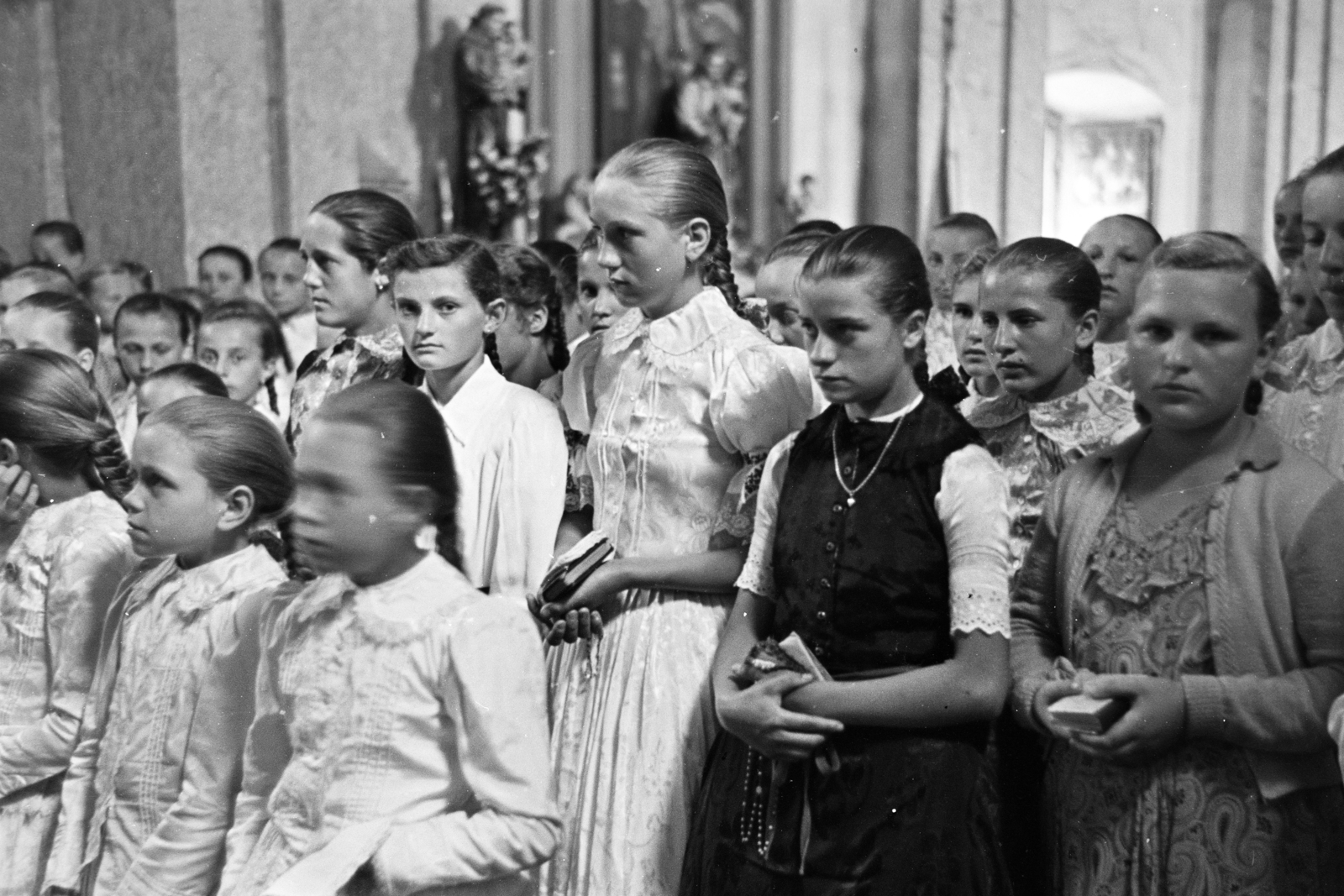Magyarország, Érsekvadkert, Hősök tere, Szent András-templom, úrnapi körmenet részvevői., 1957, Hámori Gyula, lányok, ünneplő ruha, Fortepan #276164