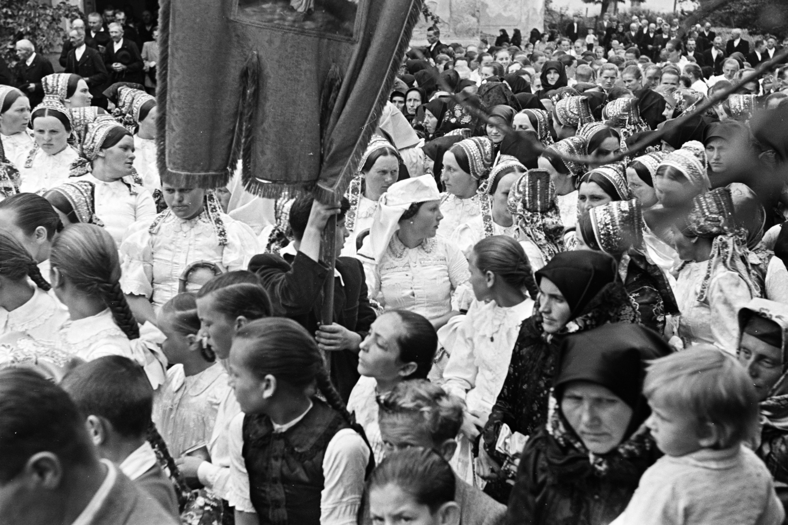 Magyarország, Érsekvadkert, Hősök tere, úrnapi körmenet részvevői a Szent András-templom előtt., 1957, Hámori Gyula, népviselet, körmenet, tömeg, hajfonat, Fortepan #276166