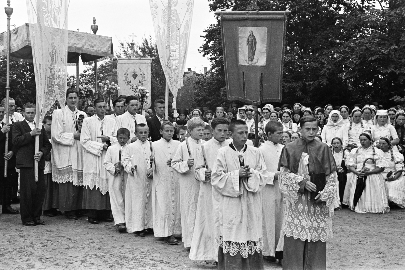 Magyarország, Érsekvadkert, Rákóczi út, úrnapi körmenet részvevői a Szent András-templomnál., 1957, Hámori Gyula, fiúk, baldachin, karing, Fortepan #276169