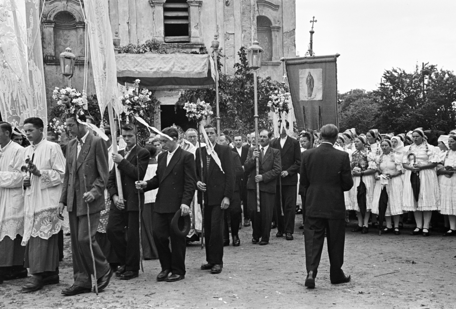 Magyarország, Érsekvadkert, Hősök tere, úrnapi körmenet részvevői a Szent András-templom előtt., 1957, Hámori Gyula, férfiak, ünneplő ruha, baldachin, oltáriszentség, bokréta, Fortepan #276170