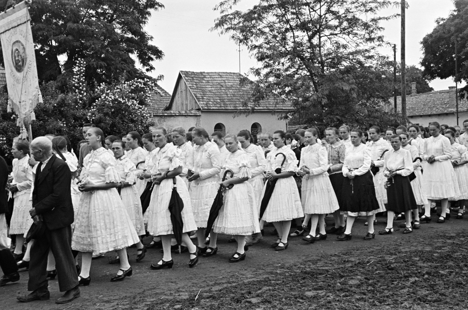 Hungary, a Rákóczi út a Szent András-templom környékén. Úrnapi körmenet részvevői., 1957, Hámori Gyula, girls, folk costume, umbrella, Eucharist, Fortepan #276171