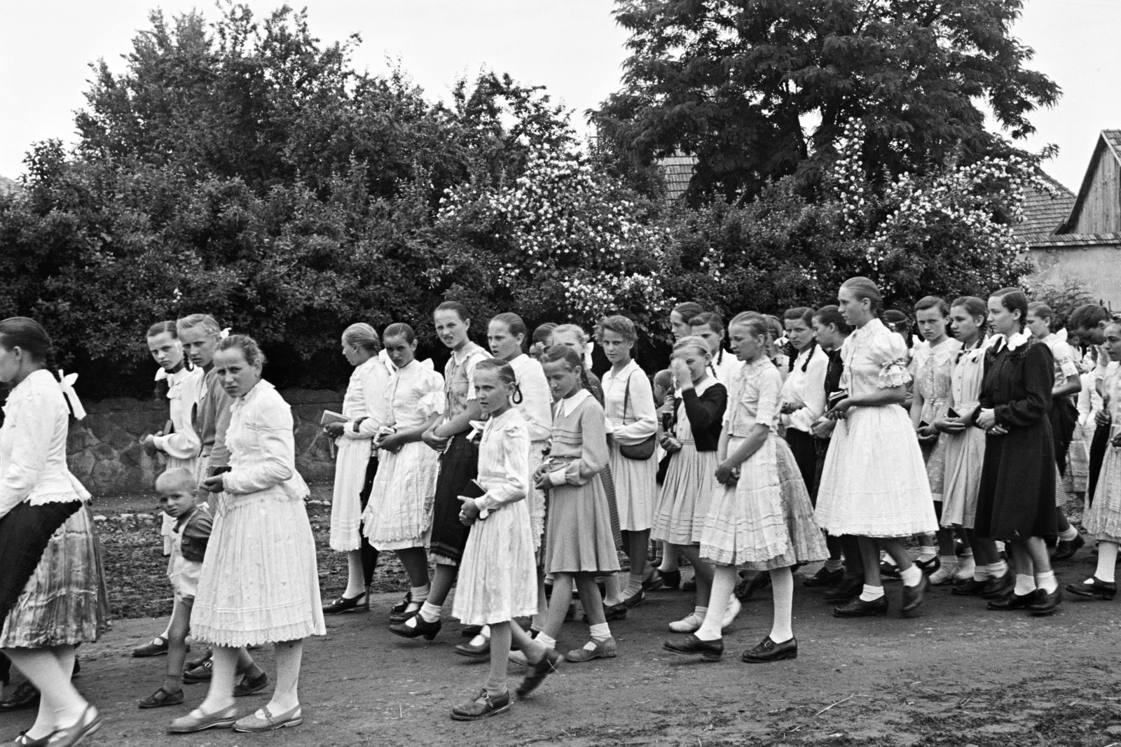 Magyarország, Érsekvadkert, a Rákóczi út a Szent András-templom környékén. Úrnapi körmenet részvevői., 1957, Hámori Gyula, lányok, Fortepan #276172