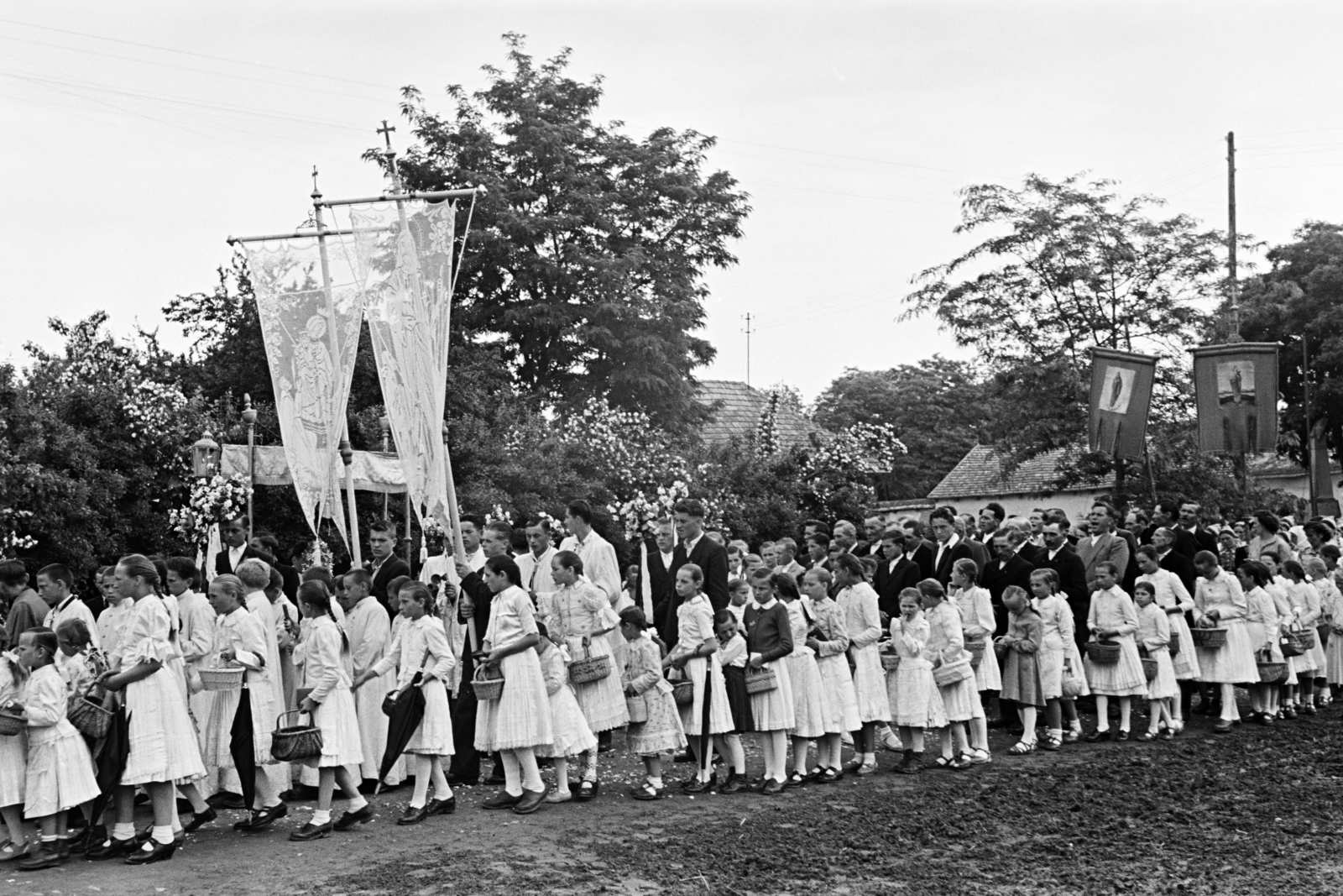 Hungary, a Rákóczi út a Szent András-templom környékén. Úrnapi körmenet részvevői., 1957, Hámori Gyula, procession, Fortepan #276174