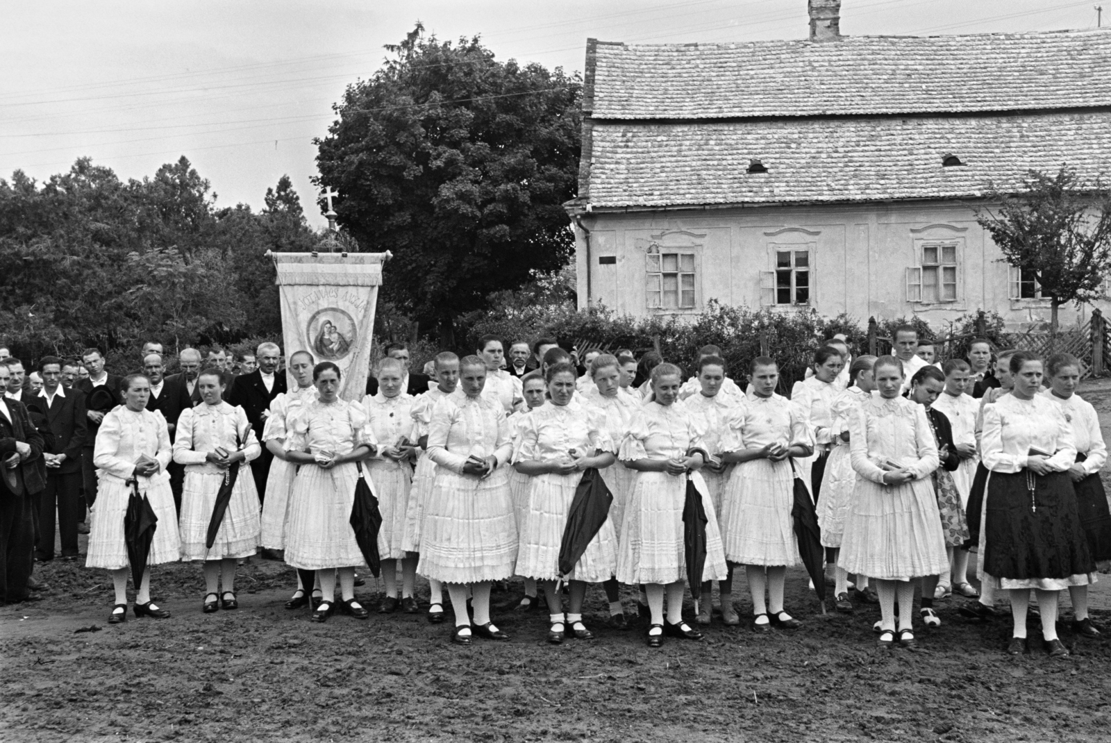 Magyarország, Érsekvadkert, a Rákóczi út a Szent András-templom környékén. Úrnapi körmenet részvevői., 1957, Hámori Gyula, lányok, népviselet, fehér ruha, oltáriszentség, Fortepan #276176