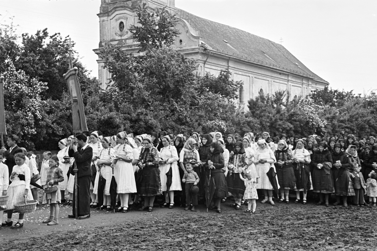 Hungary, Rákóczi út, úrnapi körmenet részvevői, háttérben a Szent András-templom., 1957, Hámori Gyula, folk costume, Fortepan #276178