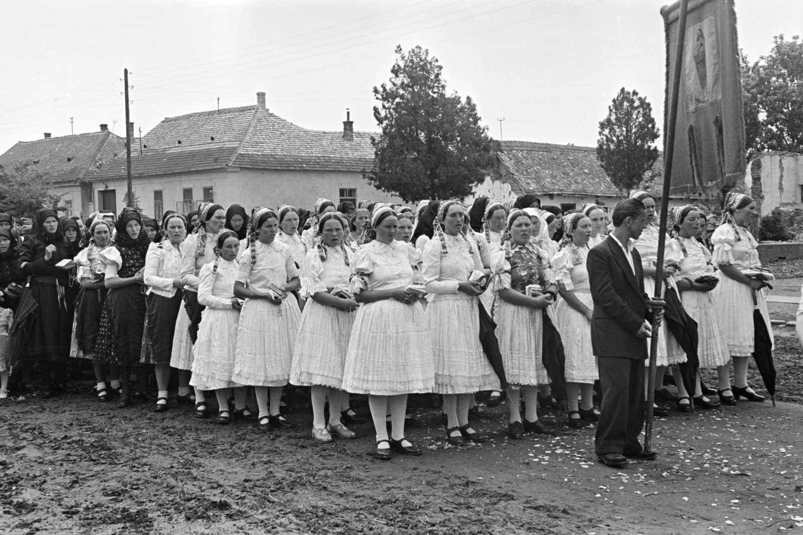 Hungary, Rákóczi út, úrnapi körmenet részvevői a Szent András-templomnál., 1957, Hámori Gyula, girls, folk costume, Fortepan #276179