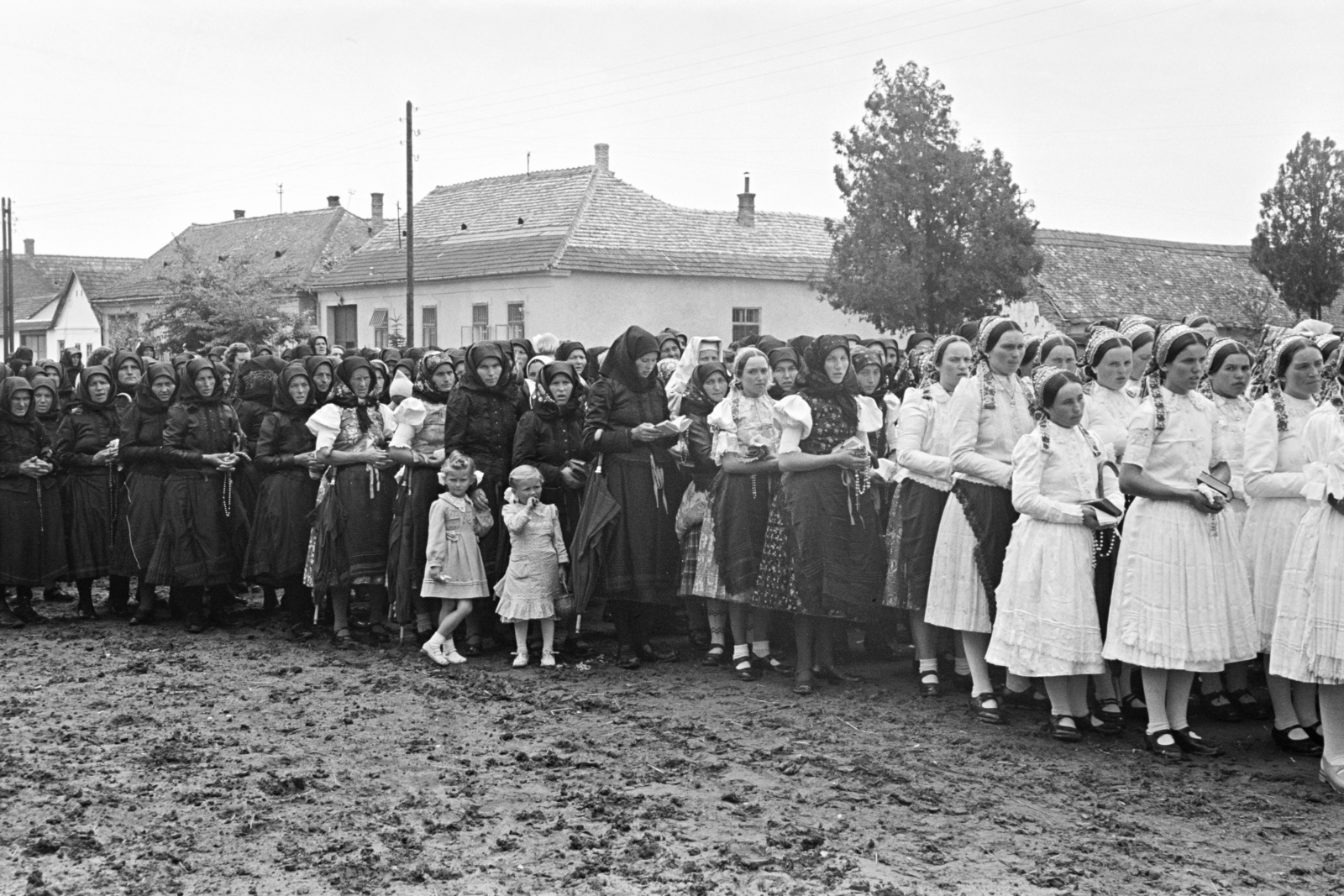 Magyarország, Érsekvadkert, Rákóczi út, úrnapi körmenet részvevői a Szent András-templomnál., 1957, Hámori Gyula, nők, lányok, népviselet, Fortepan #276180